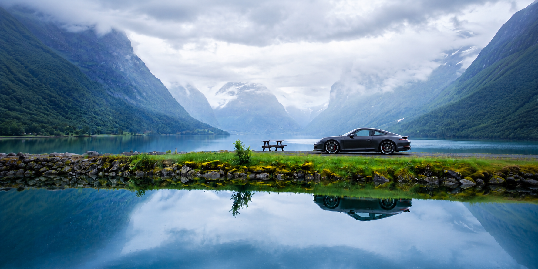 Bil ved norsk fjord